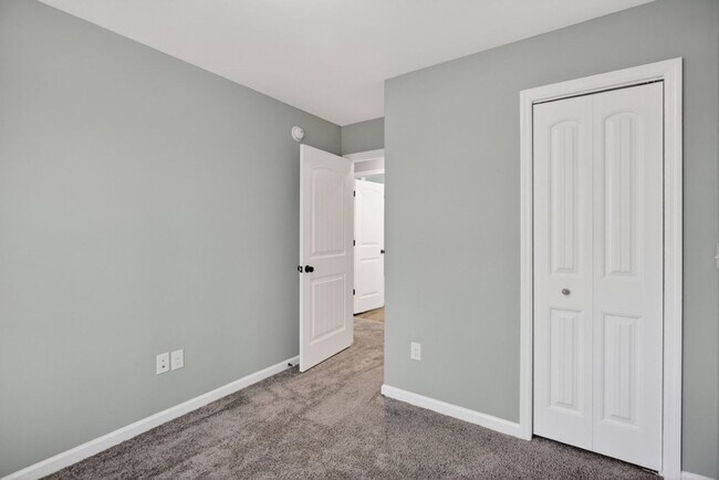 Building Photo - 135 Swallow Dr