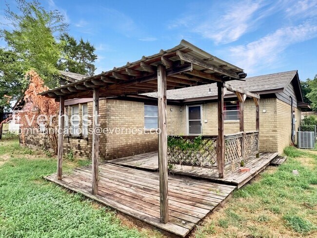 Building Photo - 4 Bed/2.5 Bath Home with Fenced Yard & Garage / Available Now!