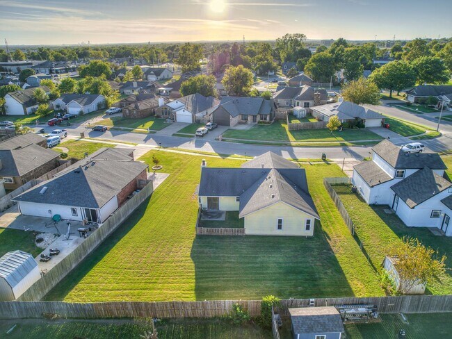 Building Photo - Move in discount / $800 first month rent