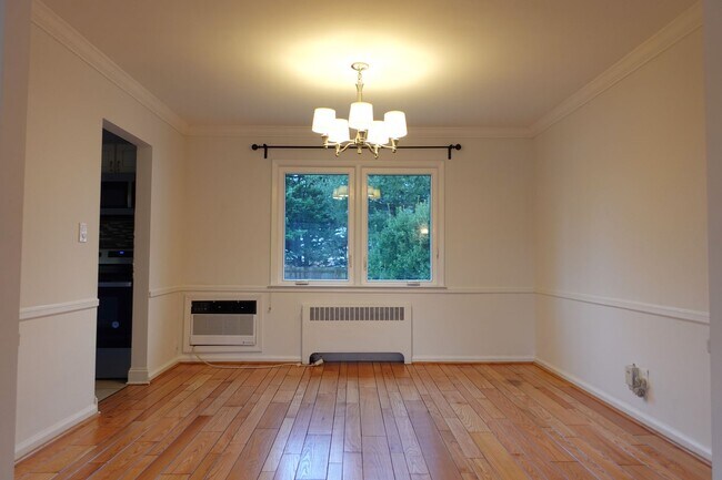 Building Photo - Spectacular Westbury Split!!