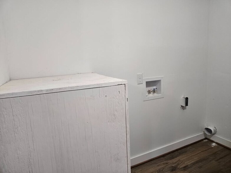 Building Photo - 130 Coin Ln