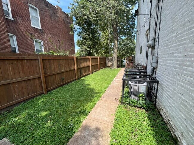 Building Photo - "Charming 1-Bedroom FIRST FLOOR Duplex in St. Louis City- Your Spacious 850 sq. ft. Retreat Await...