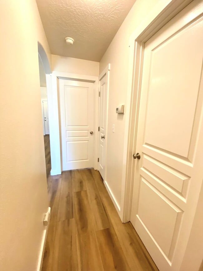 Building Photo - 4 bedroom PLUS office or 5th bedroom in NW Meridian Avail Mid August