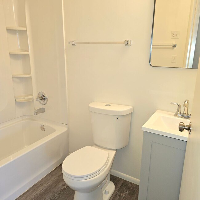 Building Photo - Remodeled and Fresh! One Bedroom Apartment with utilities included