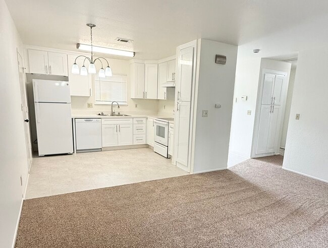 Building Photo - 200 Northwoods Ave