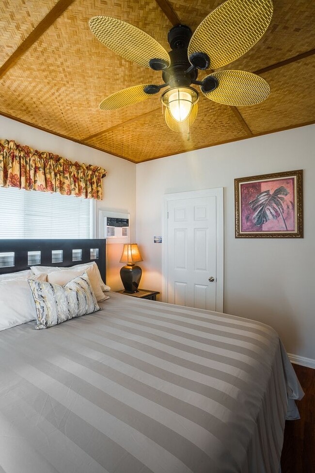 Building Photo - Welcome to this stunning 3-bedroom, 3-bathroom beachfront island oasis in the beautiful Hauula, HI.