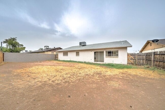 Building Photo - COMING SOON! 4 Bedroom 2 Bath Home in Phoenix!