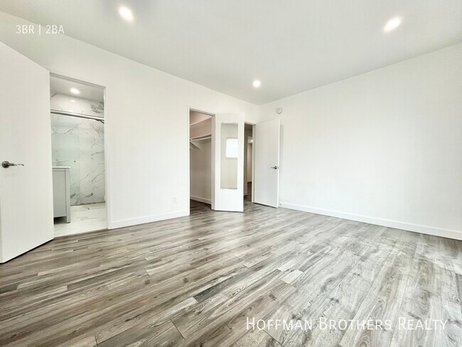 Building Photo - 1028 S Sherbourne Dr