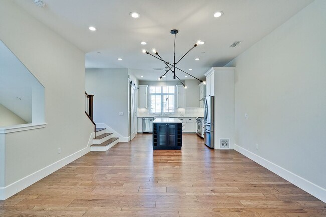 Building Photo - Modern Living in the Heart of Downtown Cam...