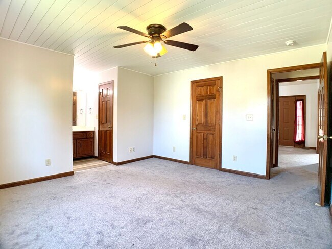 Building Photo - 501 Eysian Rd