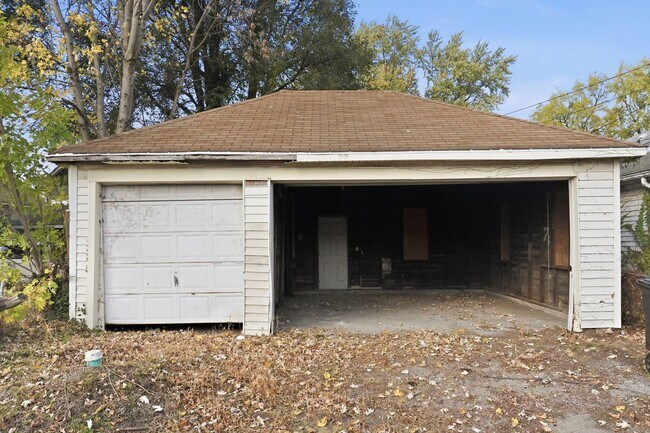 Building Photo - 3-Bed, 2-Bath Home with Large Kitchen & De...