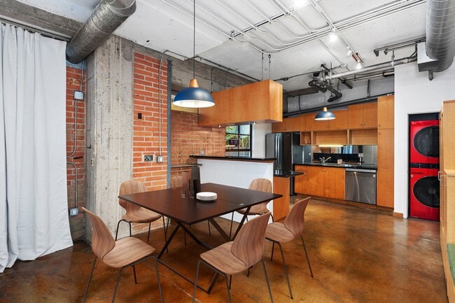 Building Photo - Elevate Your Living: Luxe 916 sq ft Studio in the Iconic Cable Building