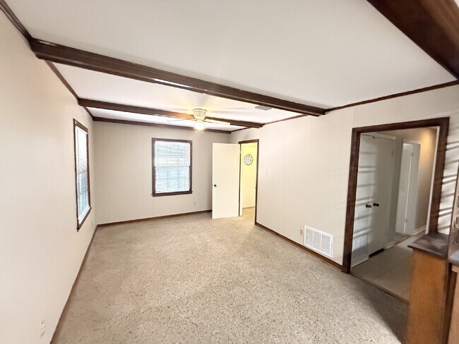 Building Photo - Welcome home to this charming 3-bedroom, 1.5-bathroom brick home featuring a spacious living and ...