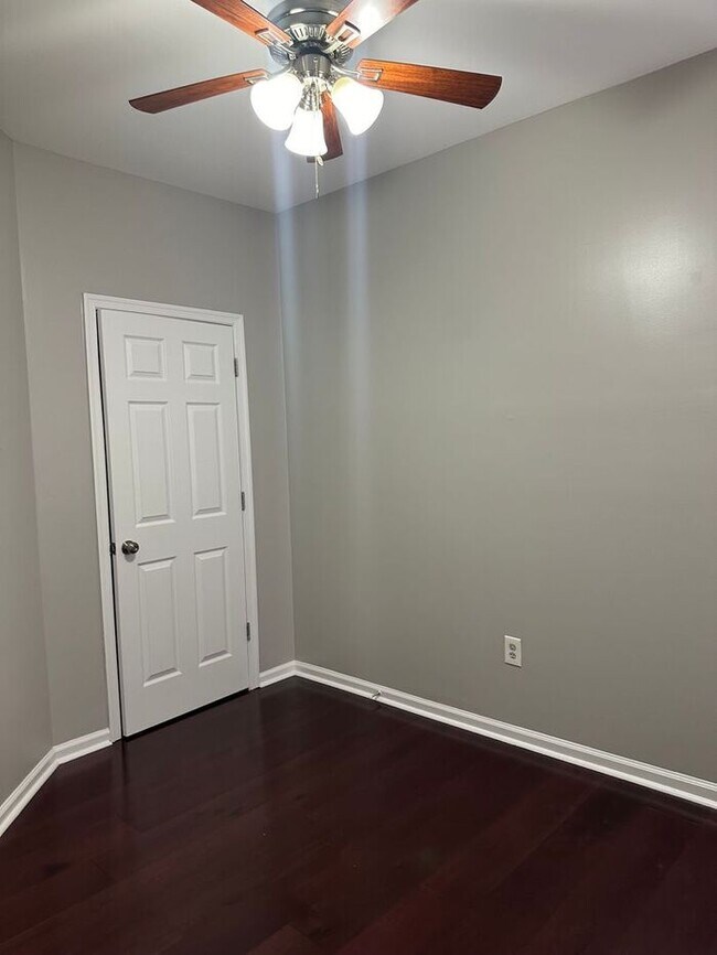 Building Photo - 4 bedrooms