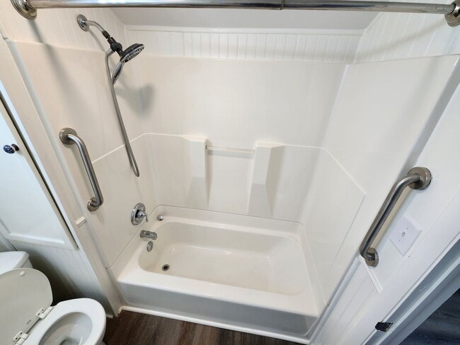 Building Photo - Spacious 5-Bedroom, 2-Bathroom Home AVAILA...