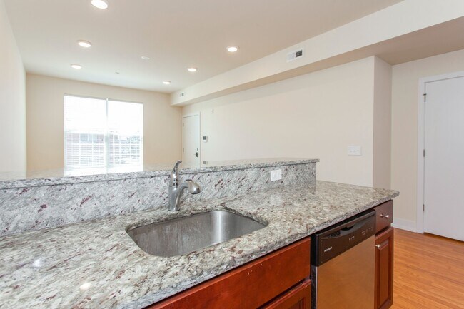 Building Photo - 1405 N Sydenham St