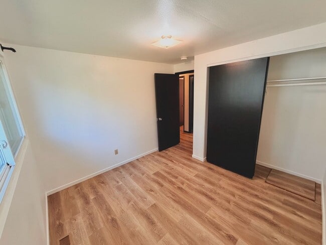 Building Photo - Charming 4BR Home with Huge Yard - W/D and Garage