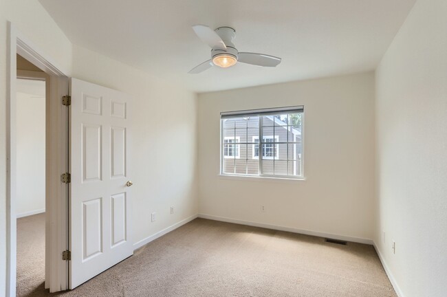 Building Photo - Sunny townhome in West Longmont!