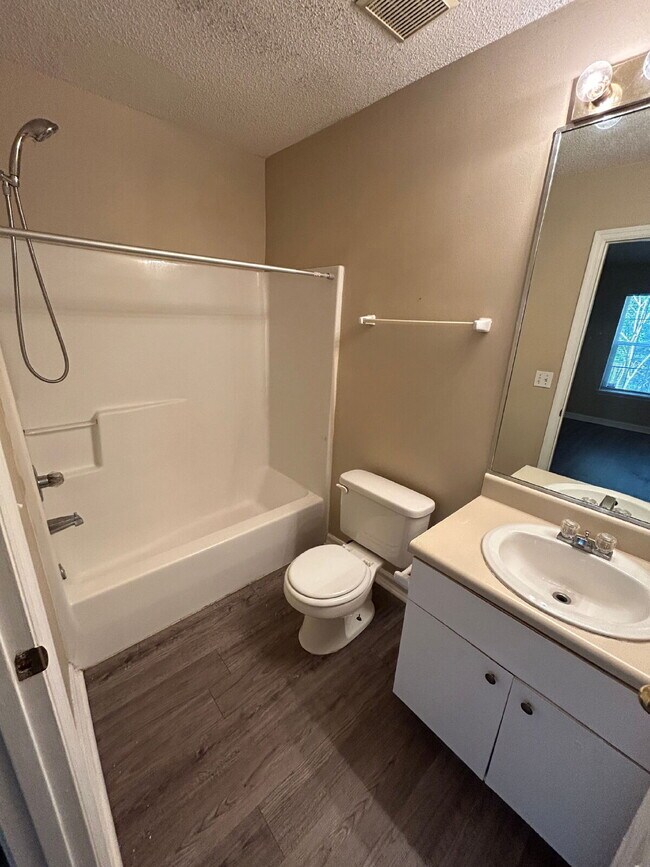 Building Photo - 2 bed/2 bath with new paint and flooring! Pets are welcome! New Back Porch!