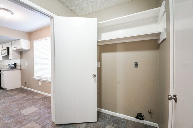 Building Photo - 21 Pineash Ct