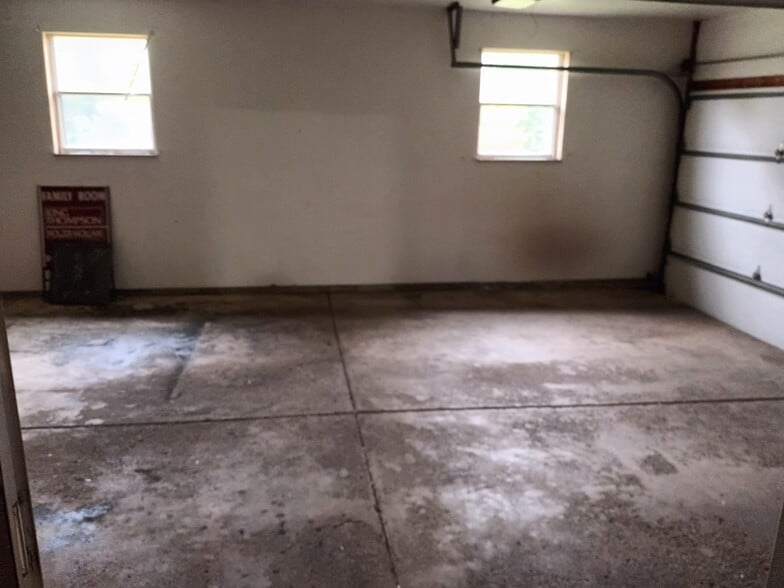 Building Photo - 812 Linworth Rd E