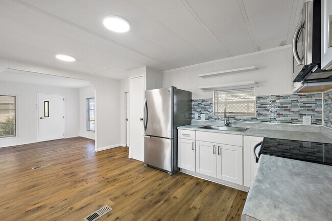 Building Photo - 123 Camellia Dr