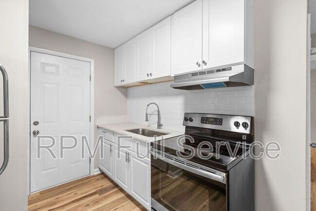 Building Photo - 895a W Sharpe Ave