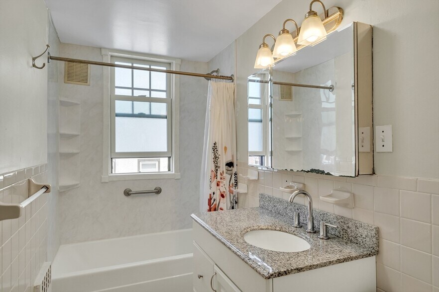 Building Photo - 130 Sutherland Rd