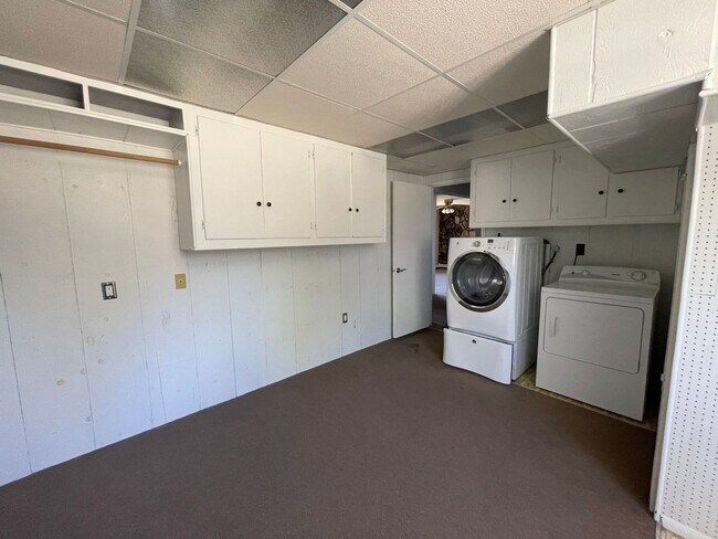 Building Photo - 3321 Bevans St
