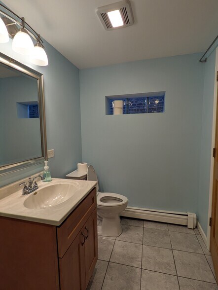 Building Photo - 510 W 45th St