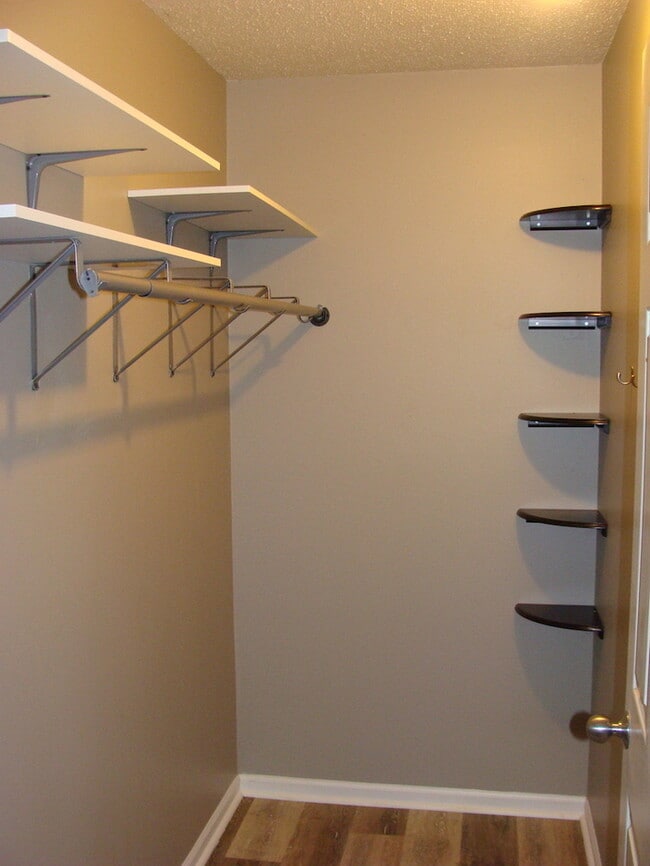Building Photo - Two Bedroom Updated Windcrest Condo
