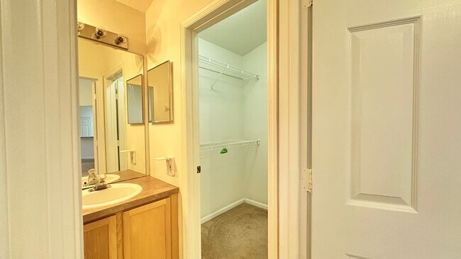 Building Photo - 1709 Pine Bay Dr