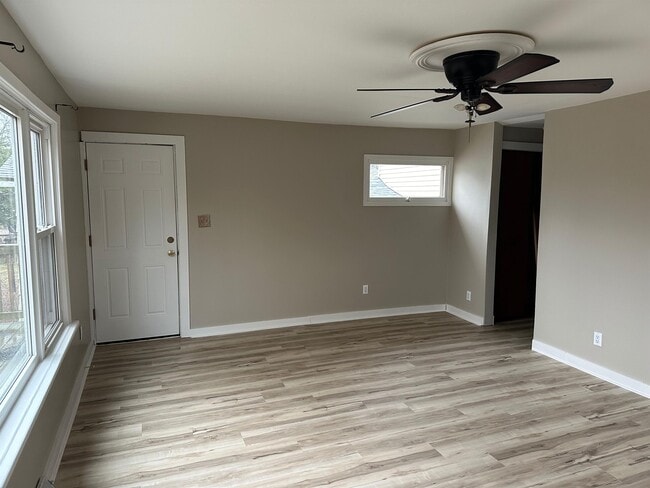 Building Photo - 962 Lakeview Dr