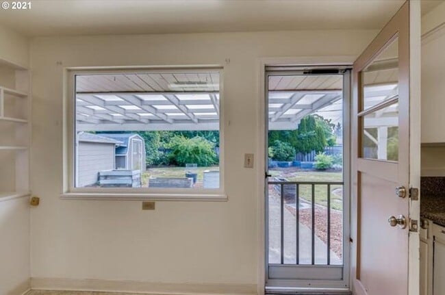 Building Photo - SE 3 Bed | 1 Bath | Expansive Backyard | P...