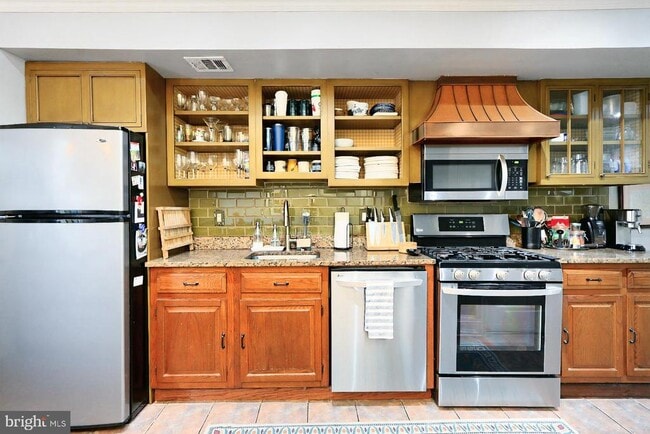 Building Photo - 1724 E St NE