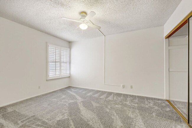 Building Photo - Cozy 2-Bedroom Apartment with Community Amenities