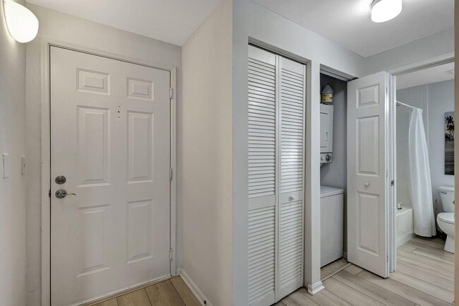 Building Photo - 630 S Sapodilla Ave