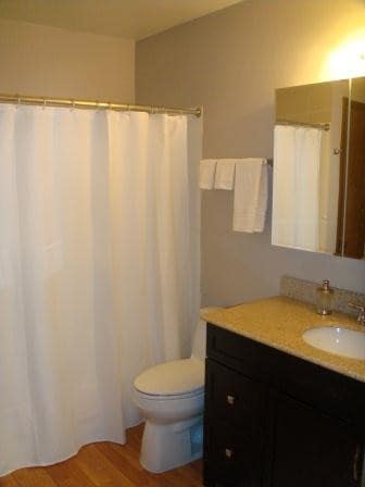 Bath w/Tub-Shower - 140 W 11th Ave