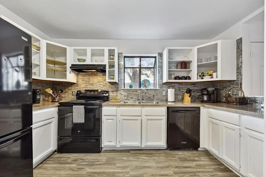 Building Photo - 512 10th Ave S