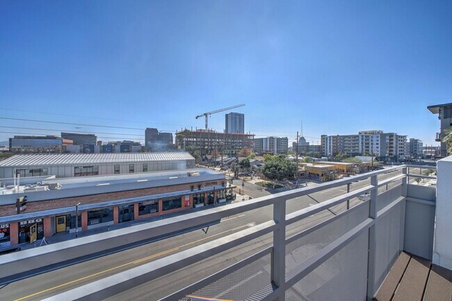 Building Photo - 504 E Roosevelt St