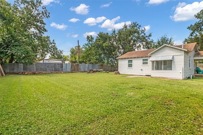 Building Photo - 807 1/2 Fisher Street Unit