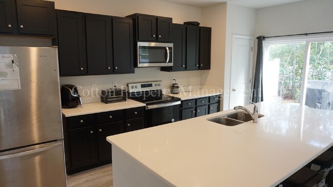 Building Photo - Beautiful, recently constructed 3BR/2.5BA ...