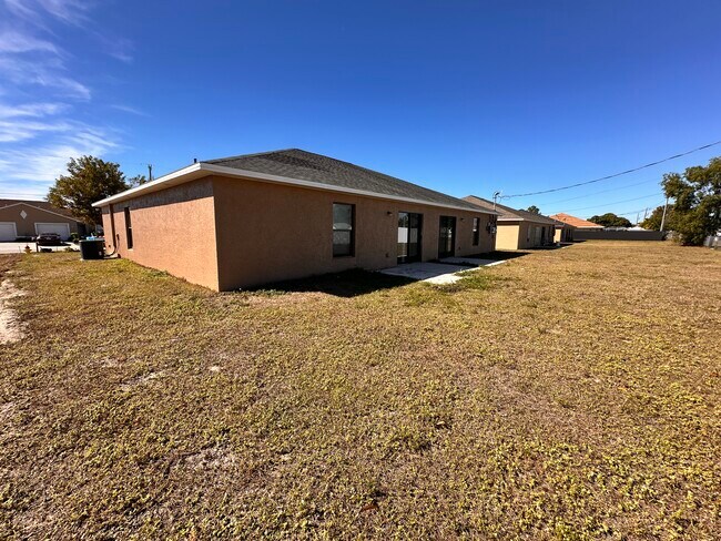 Building Photo - 1043 SE 11th Terrace