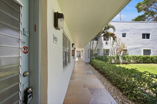 Building Photo - 452 Normandy Ln