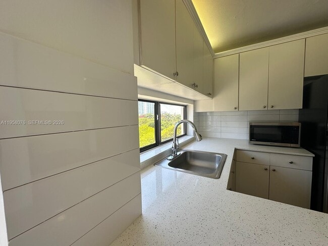 Building Photo - 16919 N Bay Rd