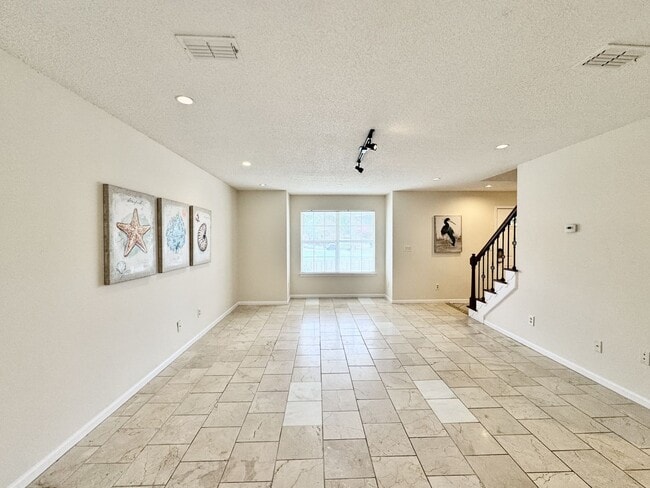 Building Photo - 4-Bedroom Home in Rock Creek Available NOW...