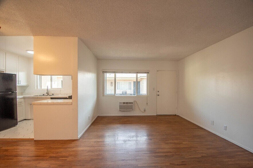 Building Photo - 15033 Burbank Blvd