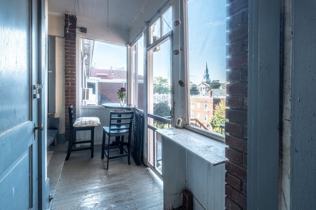 Building Photo - Historic Apartment near downtown with a vi...