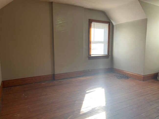 Building Photo - 3 bedroom 2 bath house