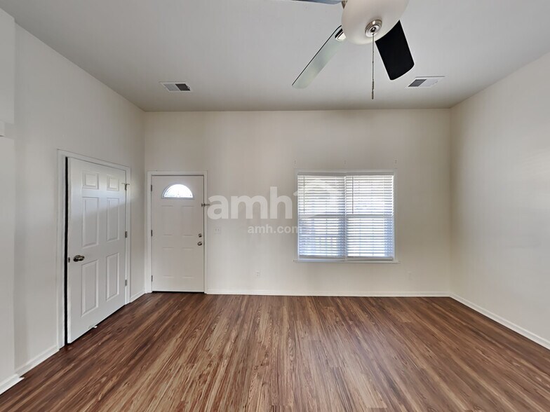 Building Photo - 2114 Debbie Ln